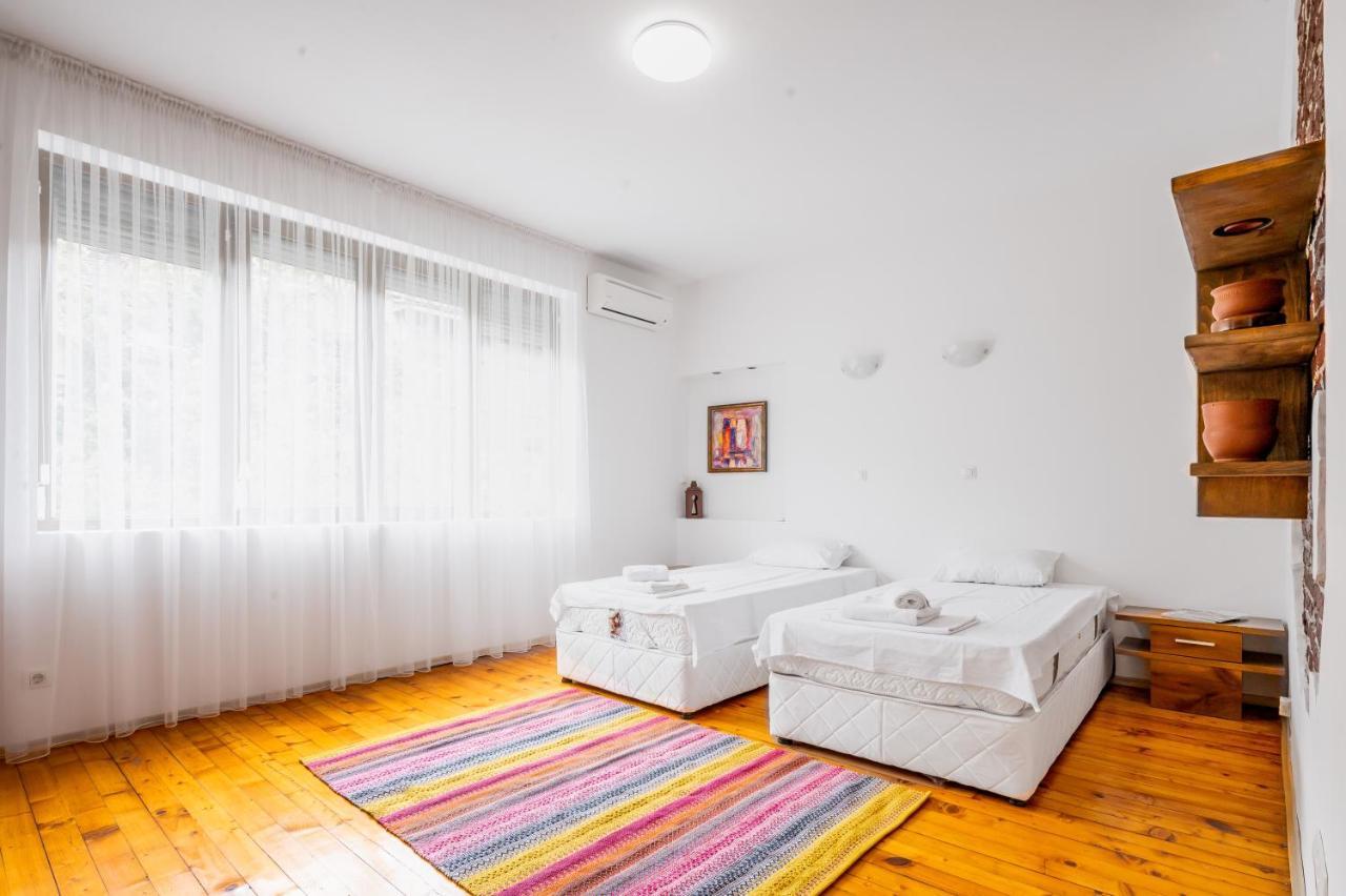 Sofia'S Vintage Gem: Spacious 2Bd Flat On Solunska Appartement Buitenkant foto