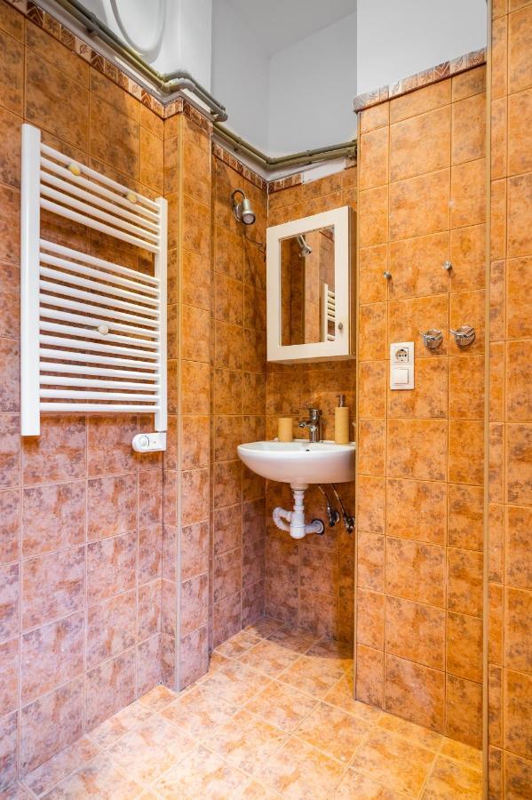 Sofia'S Vintage Gem: Spacious 2Bd Flat On Solunska Appartement Buitenkant foto